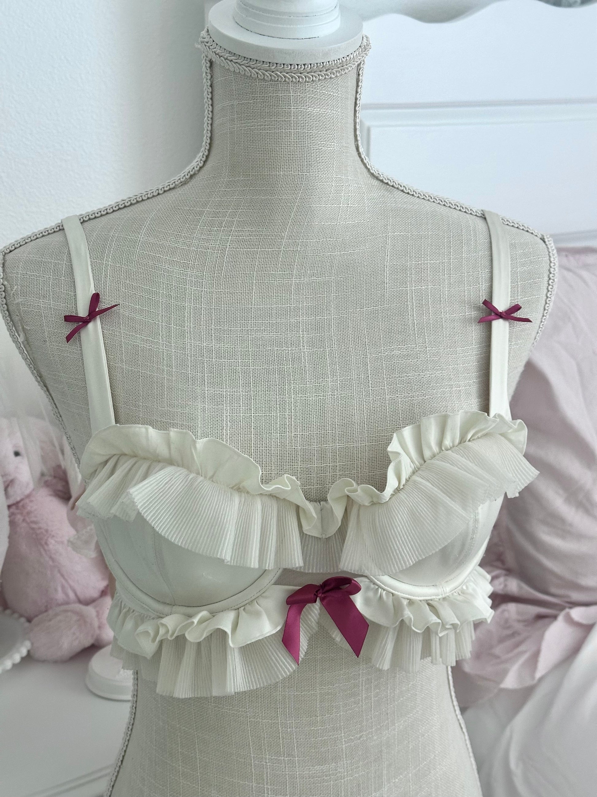 Vintage 2008 Victoria’s Secret Ivory Ruffle Y2K Bra Size: 34B