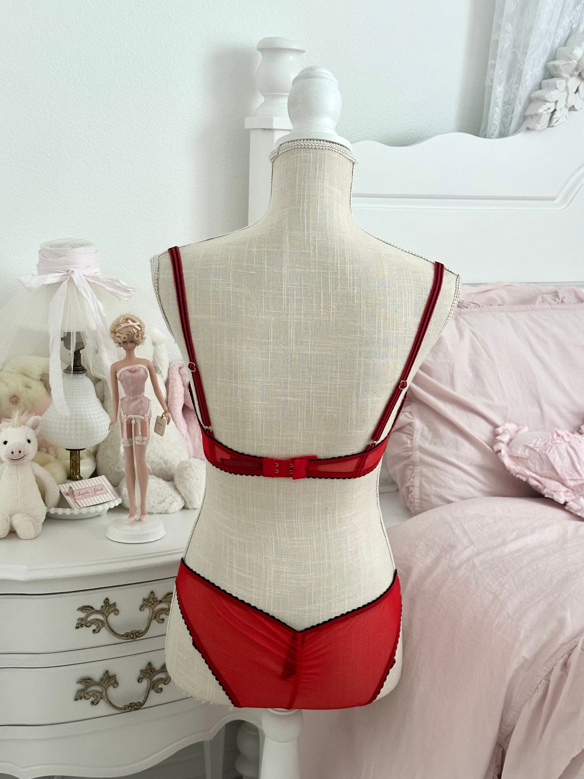 Victoria’s Secret 2010 Queen of Hearts Lingerie Set Size:34C/S