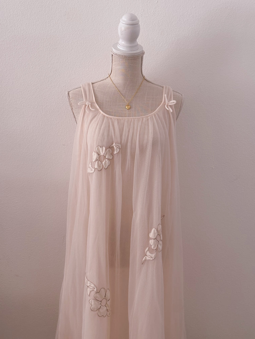 Vintage 1950s cream/ white sheer babydoll nightgown size: S/M