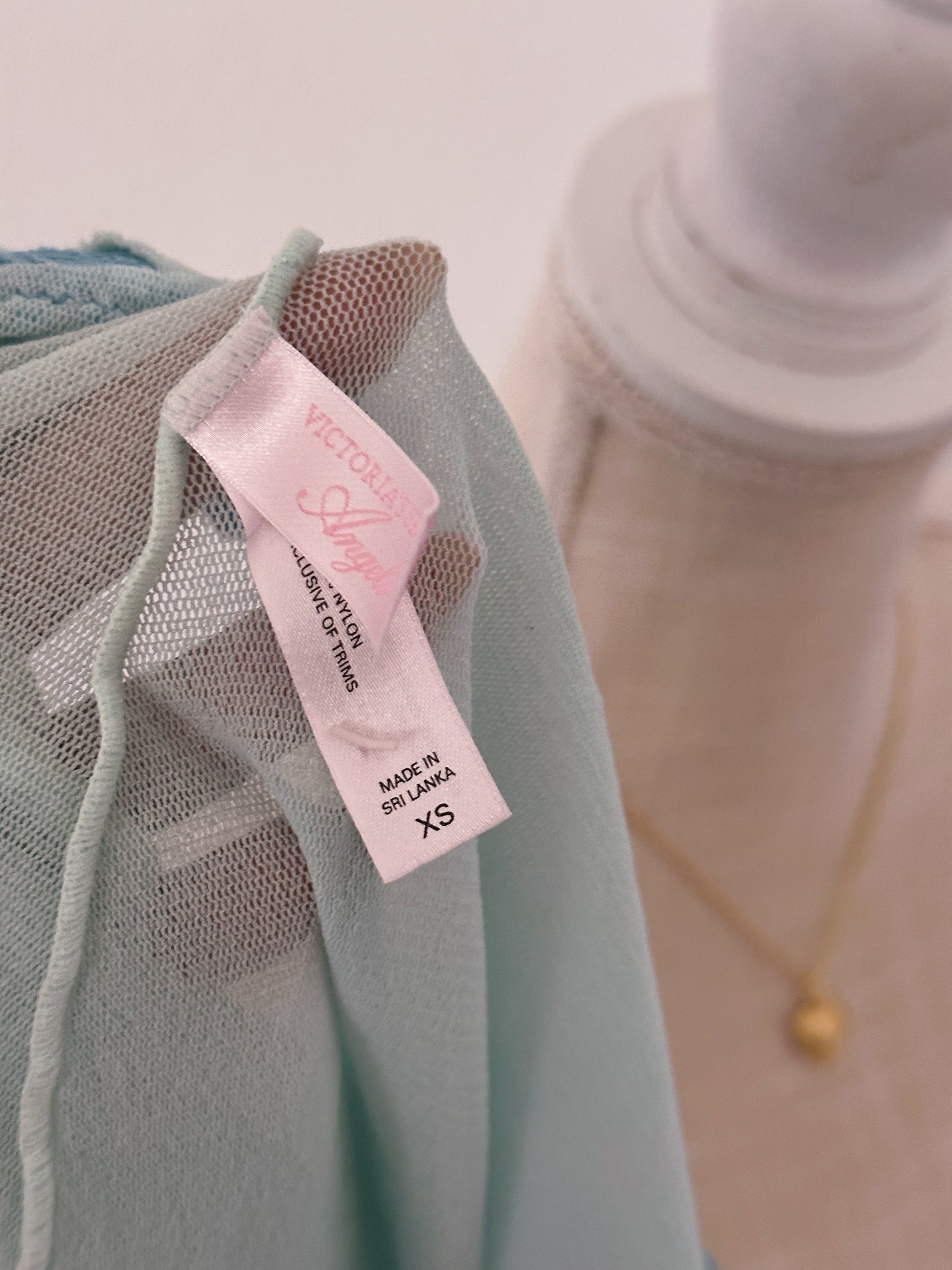 Vintage 2 piece victoria's Secret cami top and thong set size: XS￼