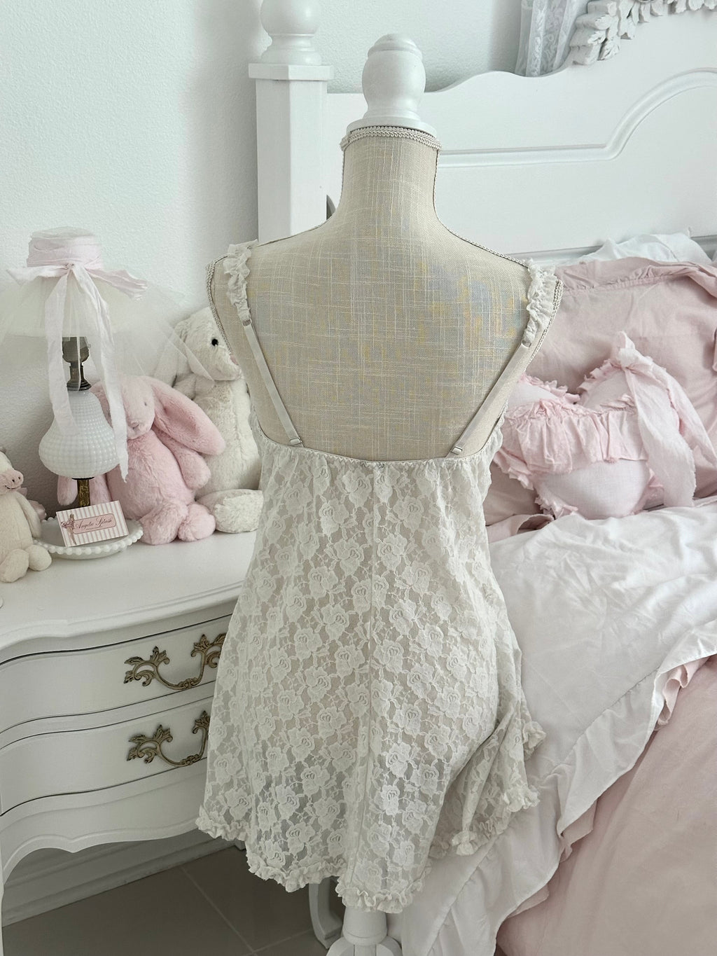 Vintage cinema toy, white baby doll slip dress as seen on Madison Beer size large flaws. The only issue is that it is missing the tag but this is the authentic cinema 12 piece and we have restocked that many times on our website and based off of the sizin
