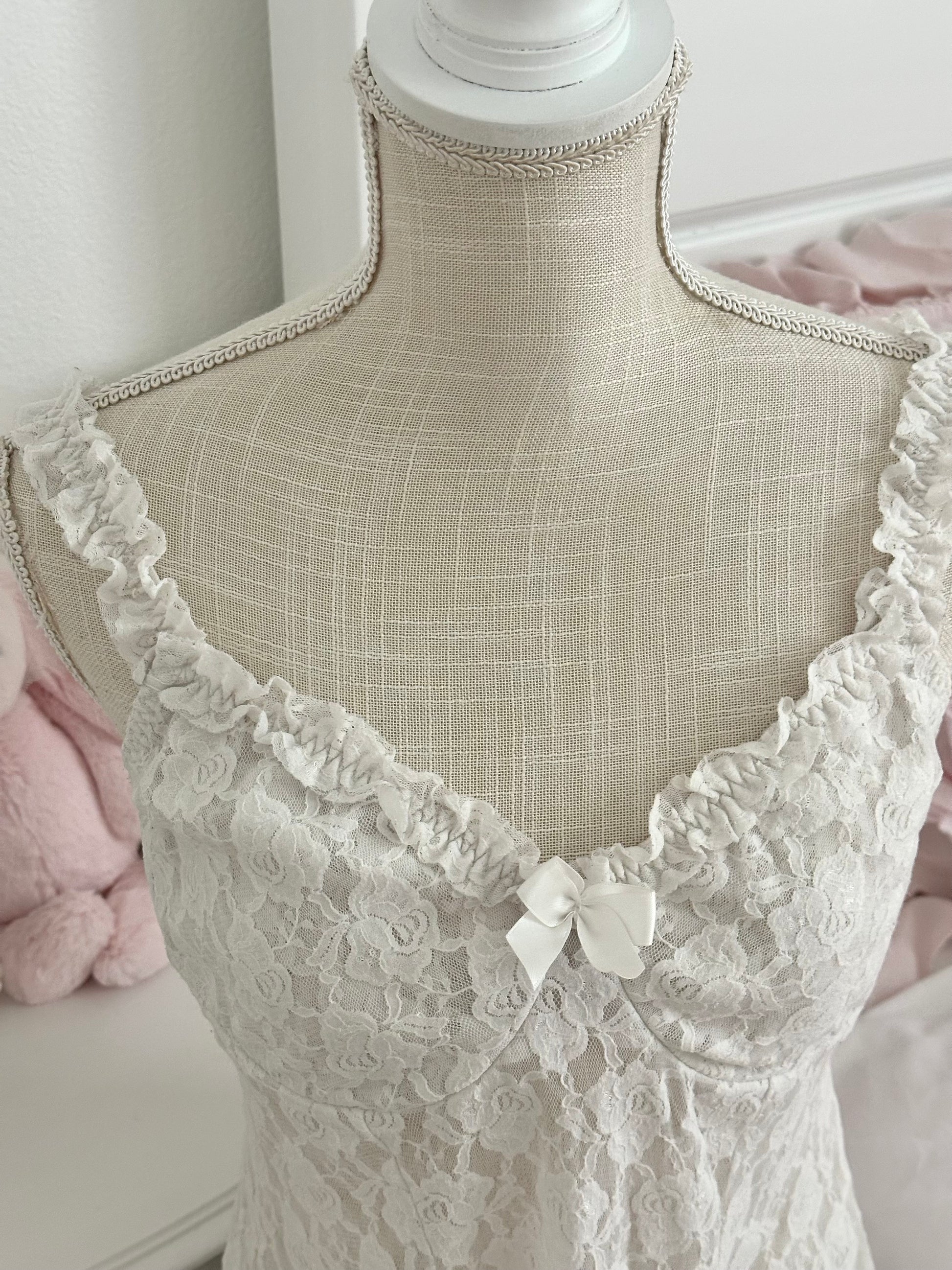Vintage cinema toy, white baby doll slip dress as seen on Madison Beer size large flaws. The only issue is that it is missing the tag but this is the authentic cinema 12 piece and we have restocked that many times on our website and based off of the sizin