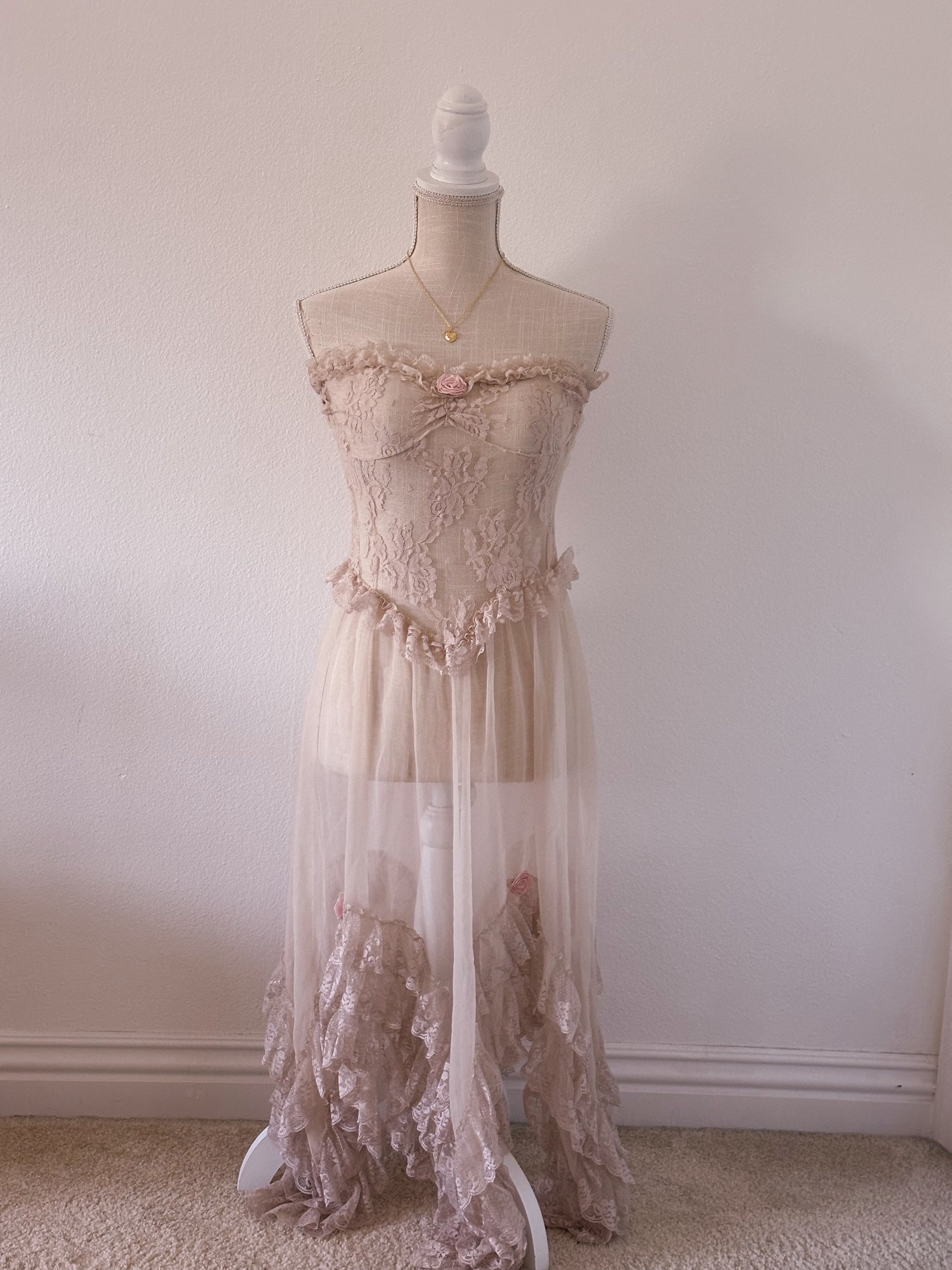 Vintage Beige Floral Lace Nightgown Size: M