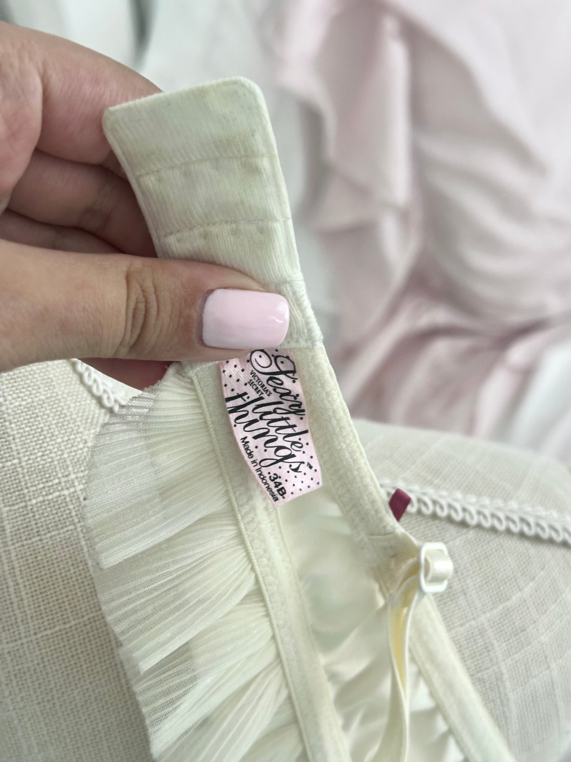 Vintage 2008 Victoria’s Secret Ivory Ruffle Y2K Bra Size: 34B