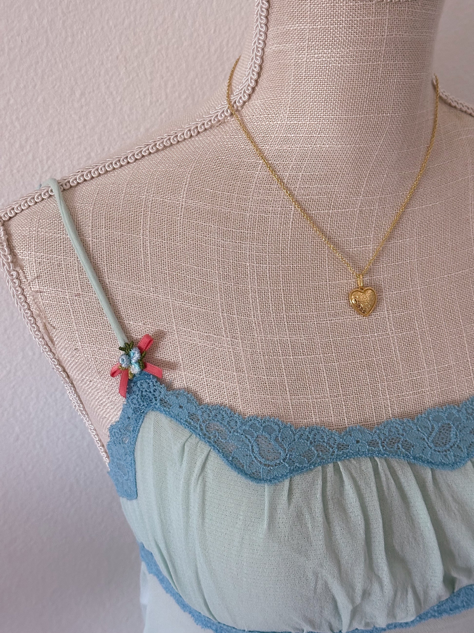 Vintage 2 piece victoria's Secret cami top and thong set size: XS￼