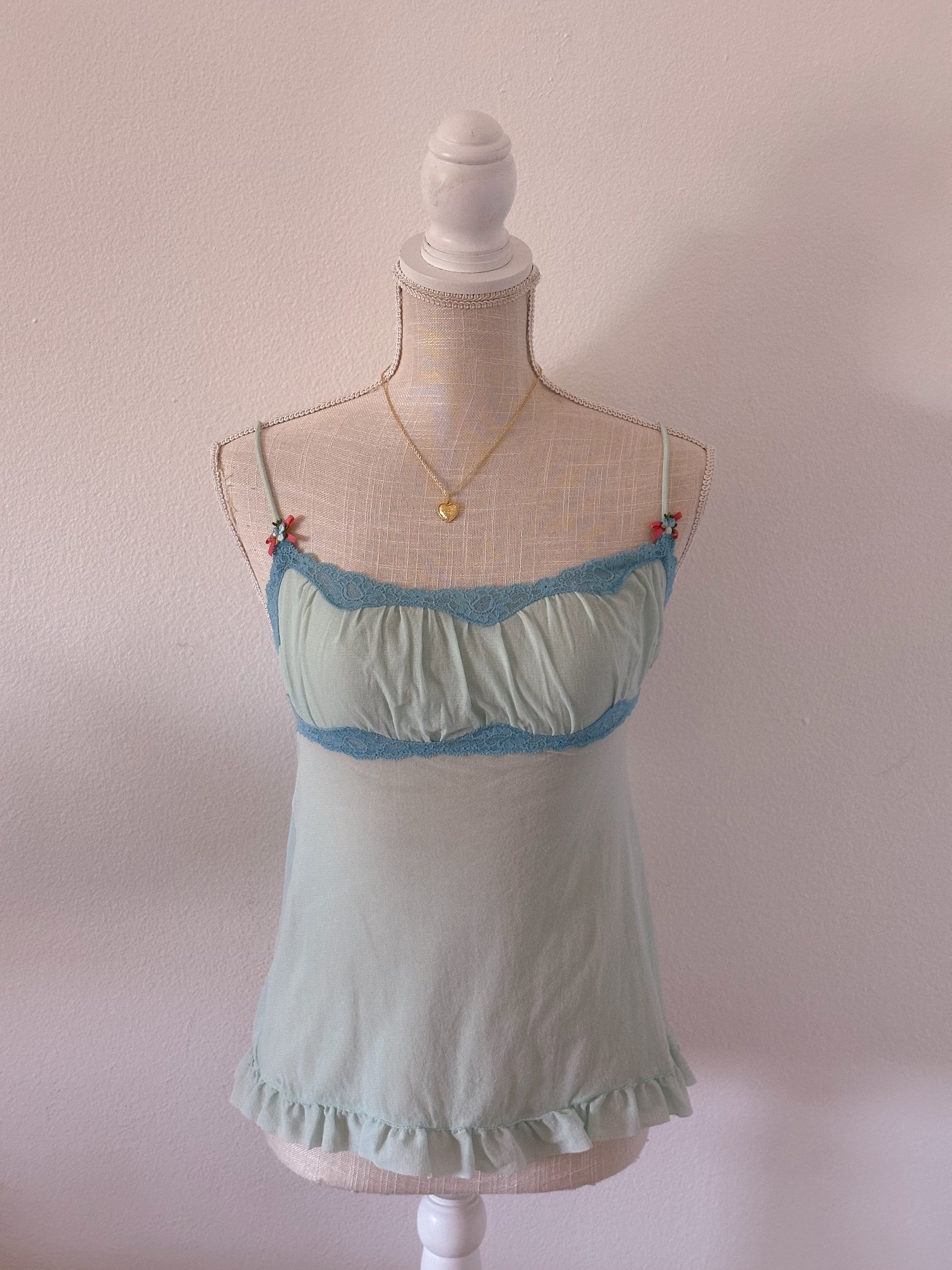 Vintage 2 piece victoria's Secret cami top and thong set size: XS￼