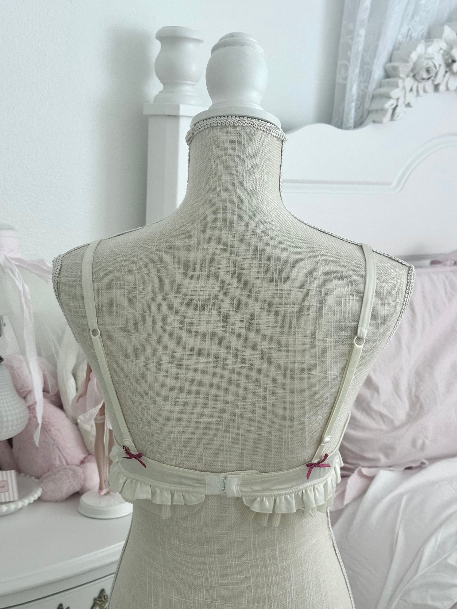 Vintage 2008 Victoria’s Secret Ivory Ruffle Y2K Bra Size: 34B