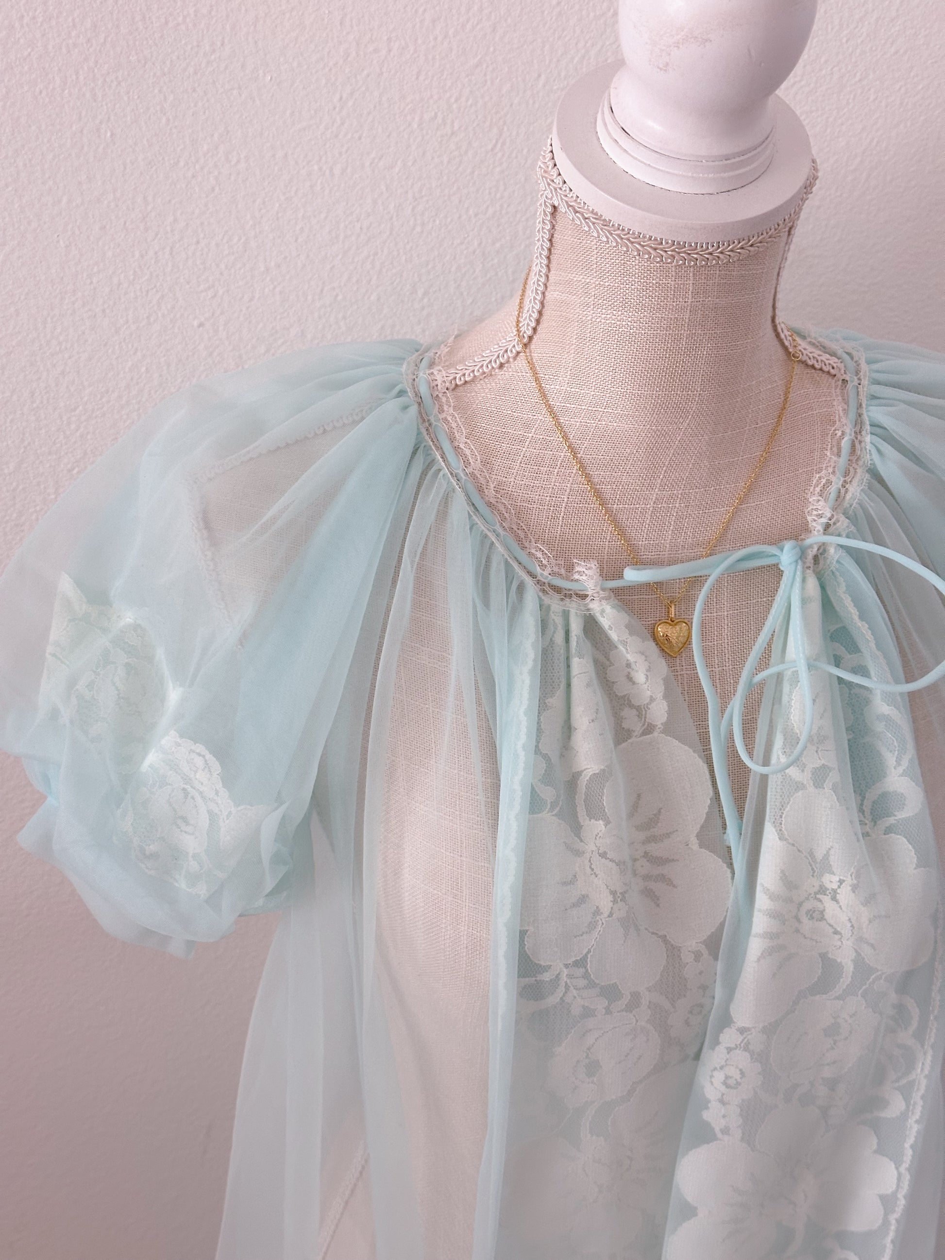 Vintage 1960s Peignoir Miss Elaine baby blue robe size: S