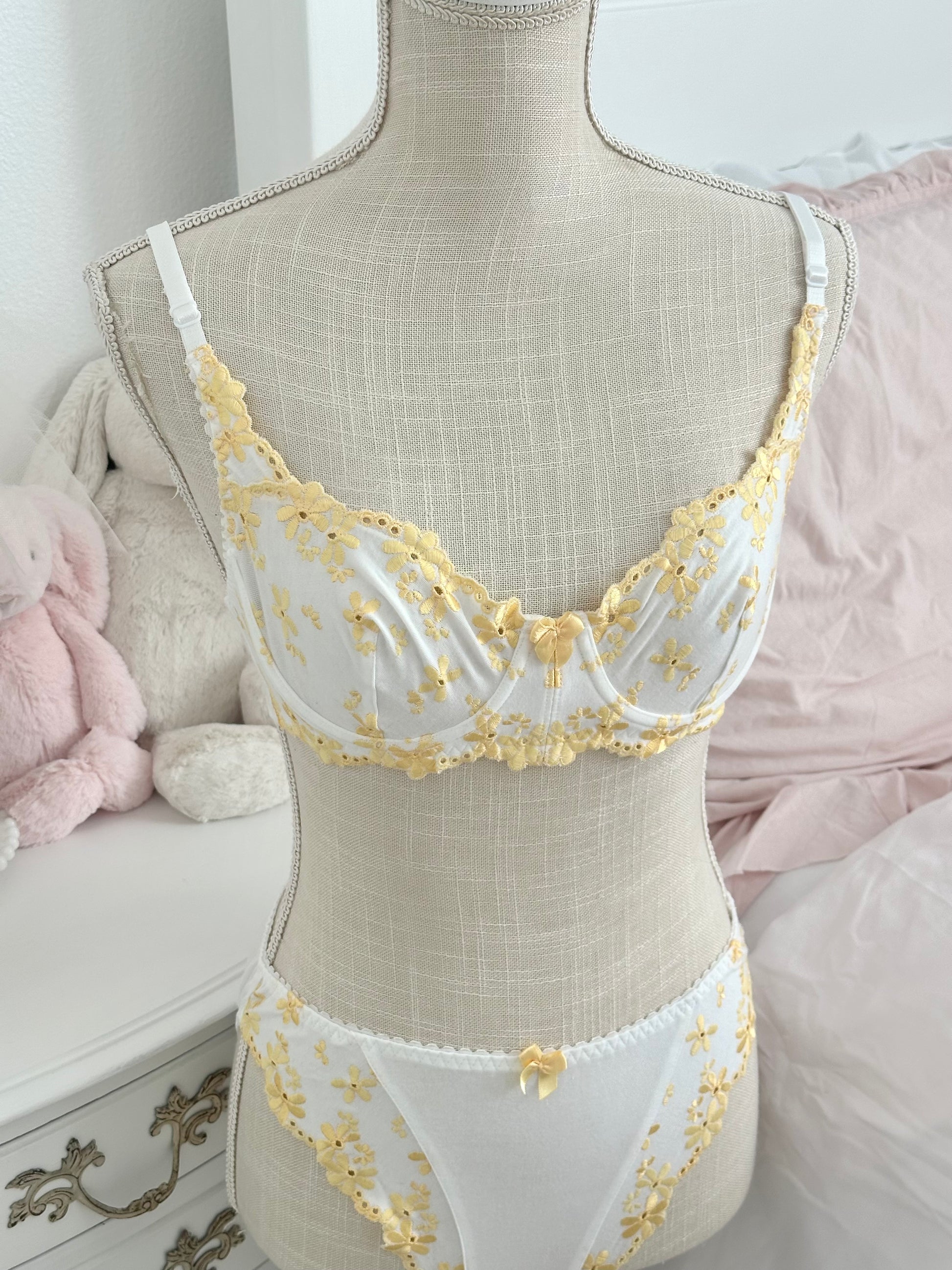 Vintage 1999 Victoria’s Secret White Floral 3-Piece Corset Set