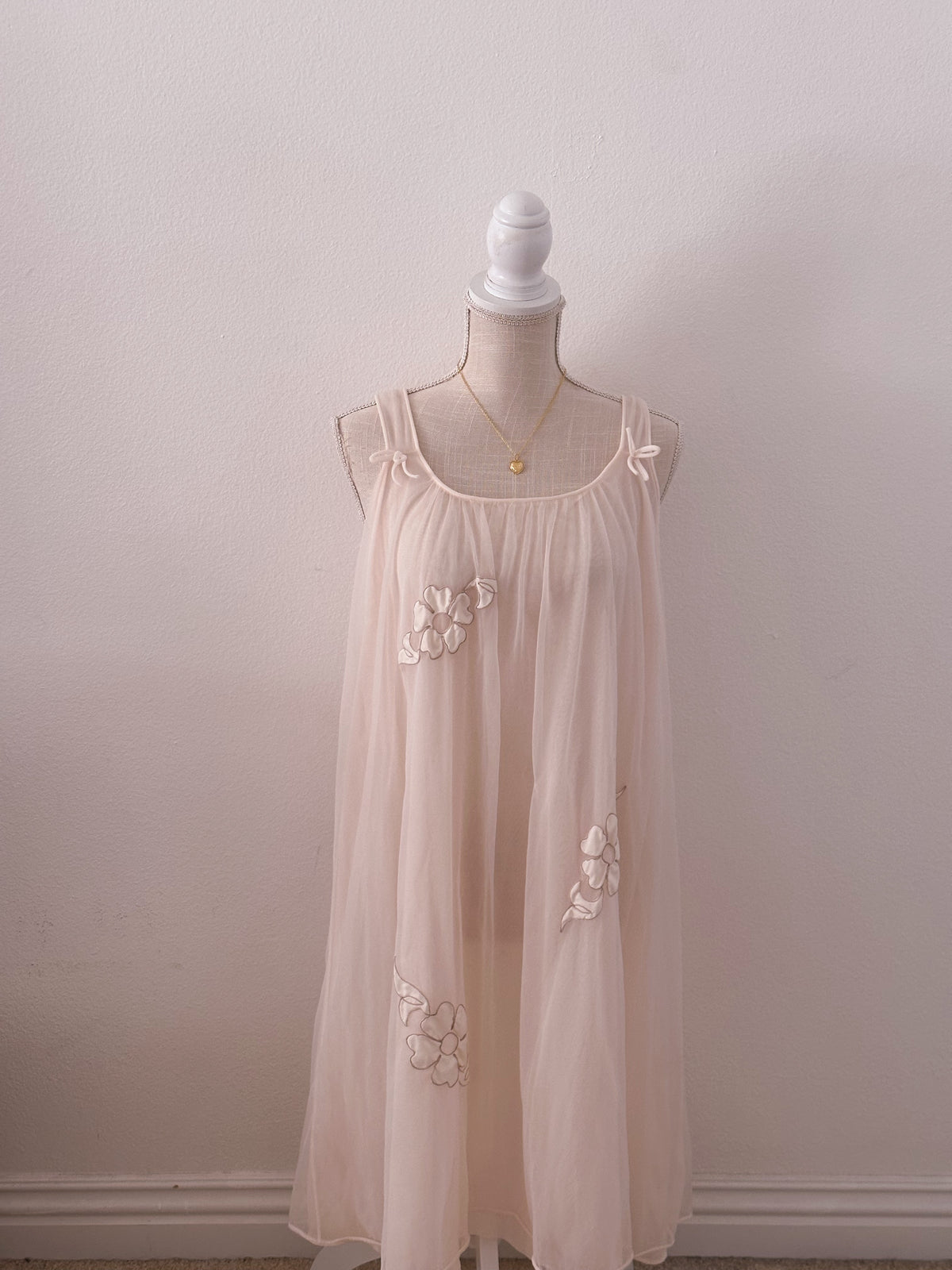 Vintage 1950s cream/ white sheer babydoll nightgown size: S/M