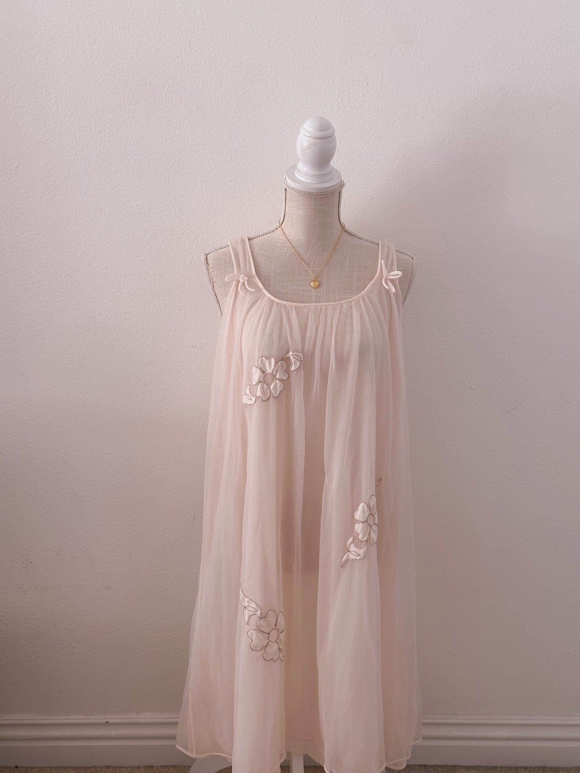 Vintage 1950s cream/ white sheer babydoll nightgown size: S/M